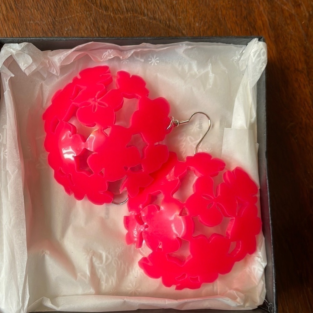 NIB Tatty Devine Hydrangea Earrings